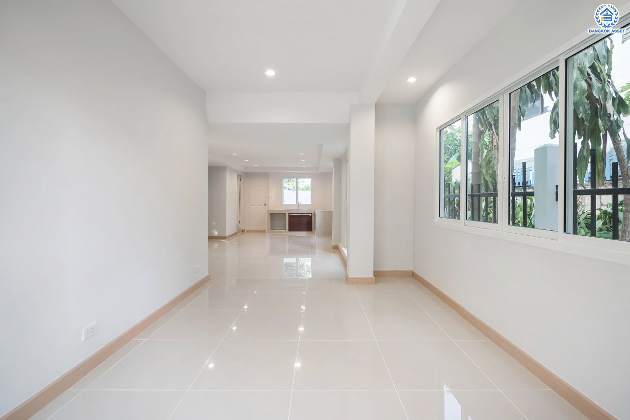 บ้านมือสองตกแต่งใหม่ 3 ชั้น ทำเลโซนเมือง โครงการ จริงใจวิลเลจ รัตนาธิเบศร์ (ซอยเรวดี) เนื้อที่ 23 ตร.ว. ฟังก์ชัน 4 ห้องนอน 3 ห้องน้ำ จอดรถได้ 1 คัน เข้า-ออกได้หลายเส้นทาง ทั้งรัตนาธิเบศร์, ติวานนท์ และเลี่ยงเมืองนนท์ ใกล้ทางด่วน "งามวงศ์วาน" รถไฟฟ้าสายสีม่วง "สถานีศูนย์ราชการนนทบุรี" และ "สถานีบางกระสอ"